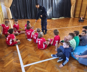 policjant rozdaje odblaski