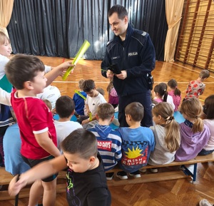 policjant rozdaje odblaski