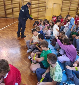 policjant rozdaje odblaski