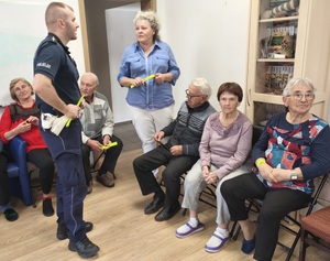 policjant i osoby