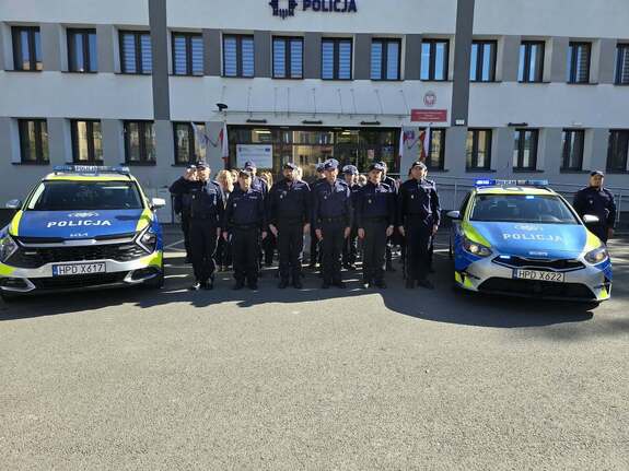 policjanci oddają hołd policjantowi