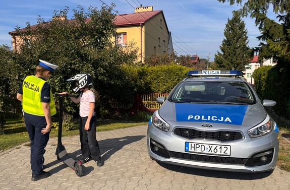 policjantka i dziewczynka