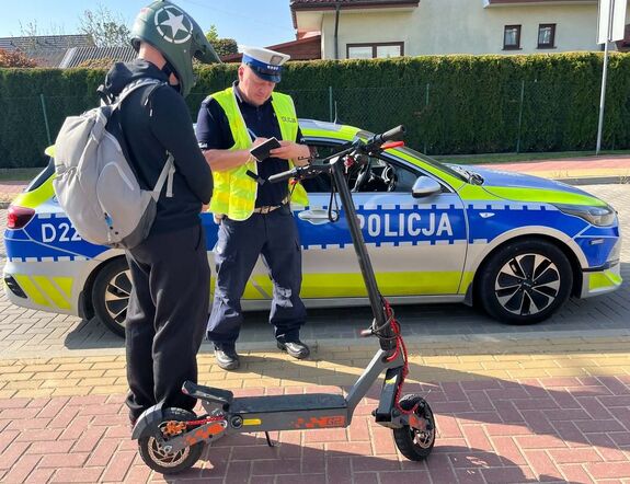 policjant kontroluje osobę na hulajnodze