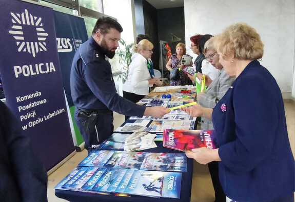 osoby odwiedzające stoisko