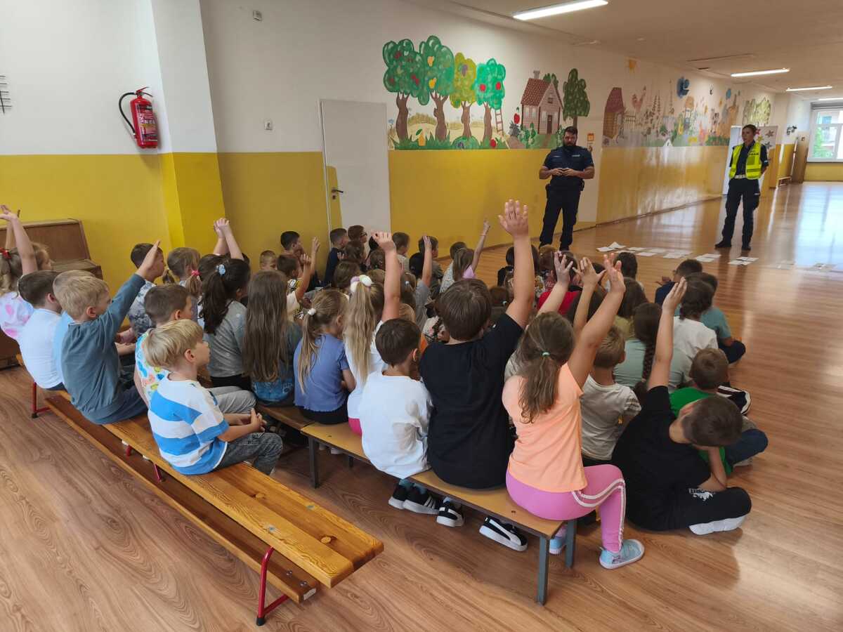 Policjanci odwiedzają szkoły powiatu opolskiego w ramach akcji „Bezpieczna droga do szkoły”