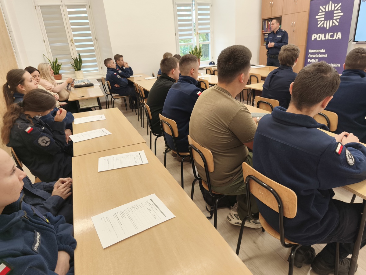 Zajęcia policyjne dla uczniów liceum w Opolu Lubelskim